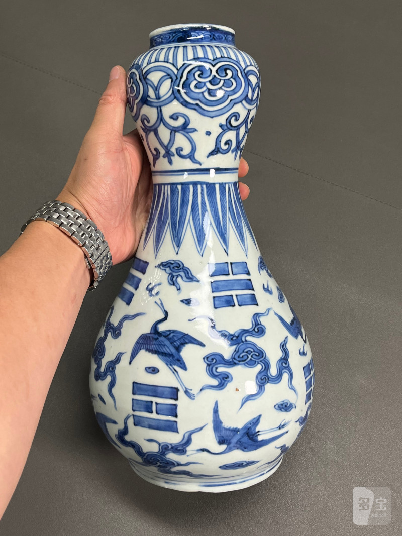 明万历  青花八卦云鹤纹蒜头瓶 - 图8